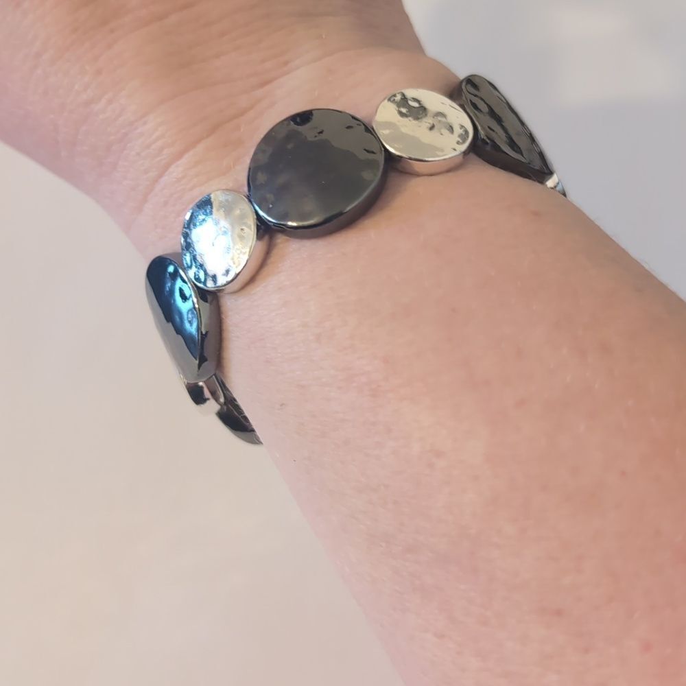 712 Hammered Silver and Gunmetal Disc Beaded Stretch‎ Bracelet
